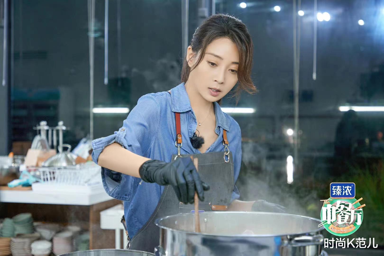 口红 殷桃《中餐厅》新造型，牛仔衬衫搭马尾，休闲简约气质很出众