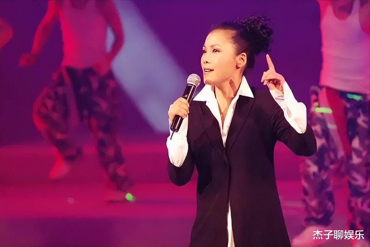 田震|田震的没落折射出多少演员的无奈:时代抛弃你时,连招呼都不会打