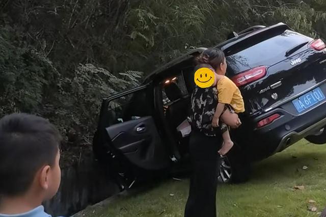 四川夫妻在车上吵架,丈夫一气之下把车开进水沟,车上有两个孩子