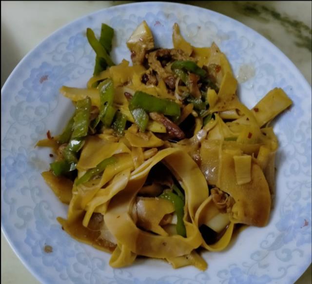 湖北女子送女儿去婆家过暑假,看到饭桌上的菜,一家人差点闹翻了