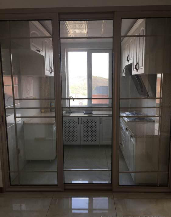 没空给13万老婆装修,结果一进门就被吓到,电视背景墙太丑了