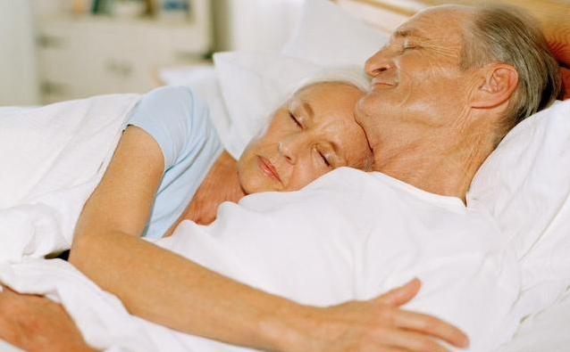 水煮鸡蛋|脑科专家：用这一姿势睡觉的人，患老年痴呆的几率较低，你符合吗