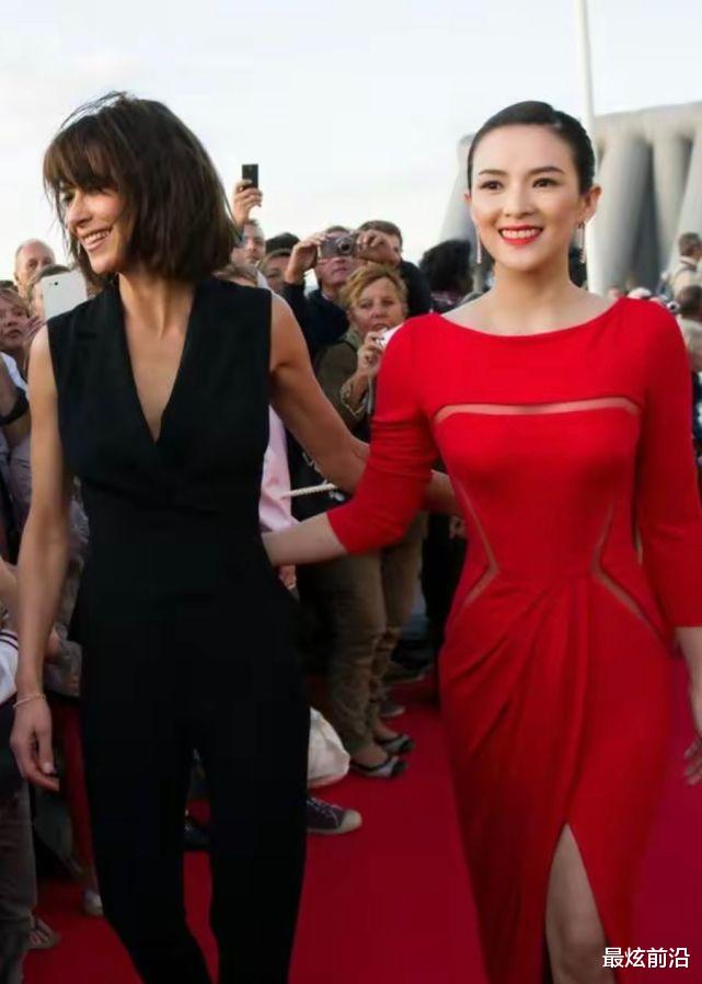 佟丽娅|章子怡同框苏菲玛索气场全开，穿一身红衣优雅大气，瞬间碾压对方