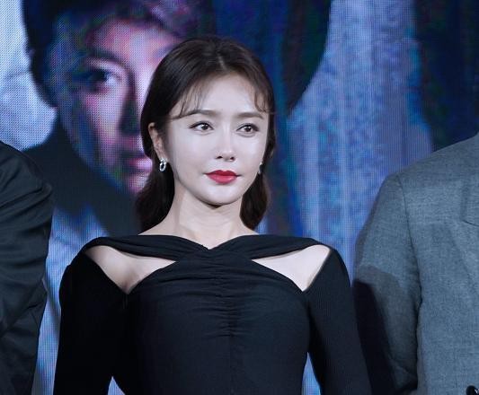 秦岚|心态年轻比保养更重要，秦岚穿的裙子就很年轻，能看出青春的心态