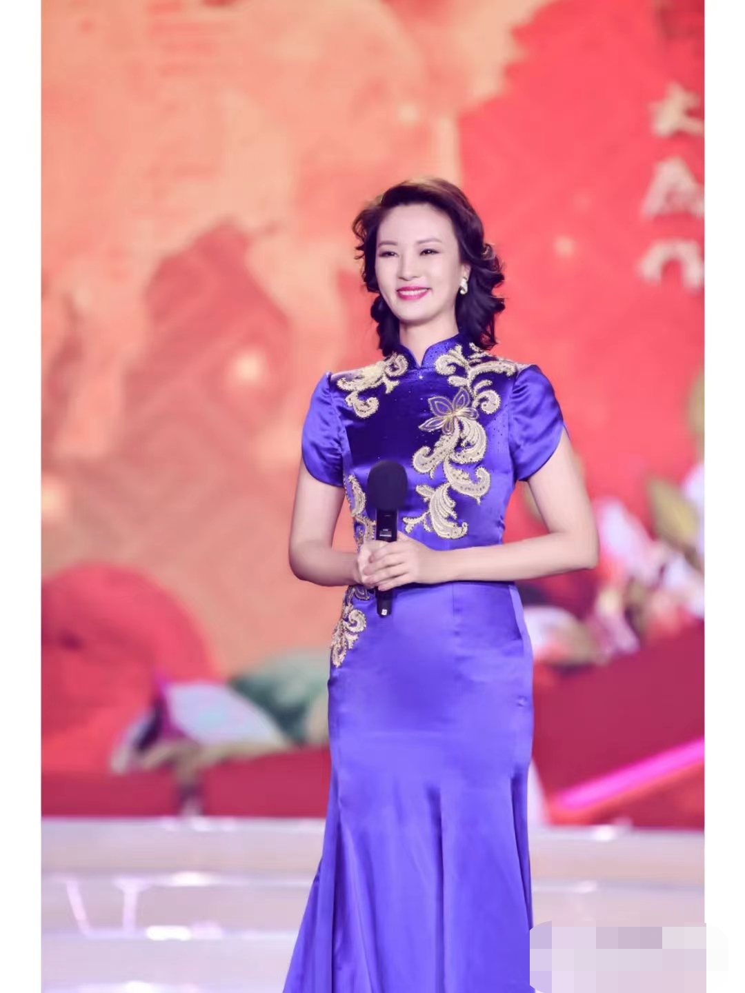 刘芳菲|75后央视女主持高颜值连连获赞,国泰民安脸再引追捧,曾三登