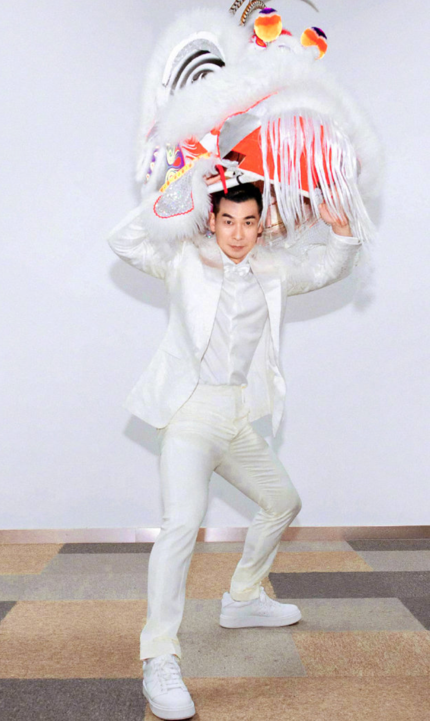 赵文卓|49岁赵文卓后台舞龙被起哄！面部油光锃亮，身上白西装愈被撑爆