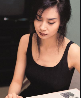 邝美云|她14岁出来养家，19岁入选港姐，情史丰富今57岁成单身女富婆