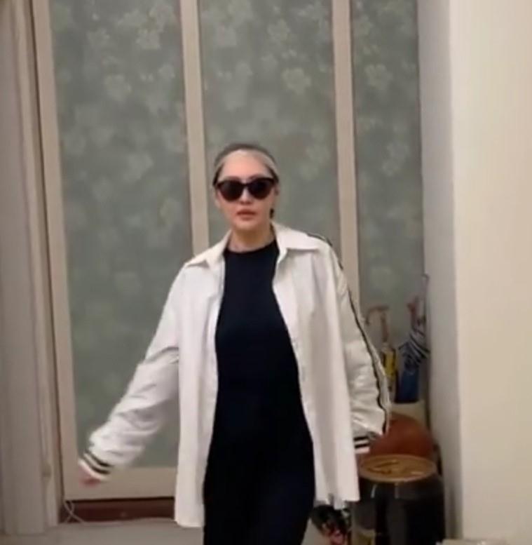 小S|小S跳热舞欢迎新姐夫,头包塑料袋舞姿浮夸搞怪,家中空间好拥挤