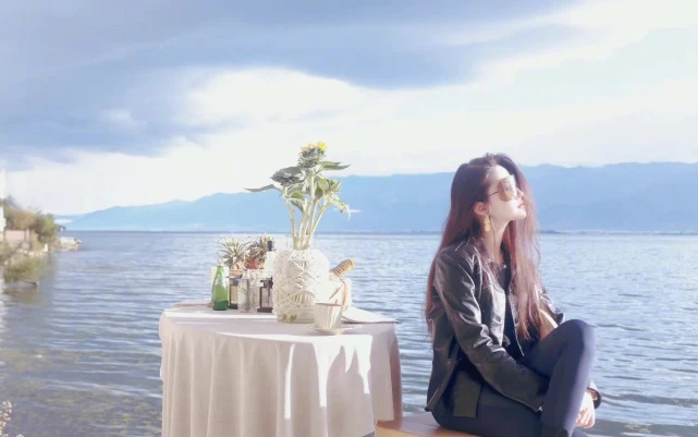 刘亦菲|刘亦菲终于高调起来!穿皮衣套装变身酷飒女主,坐跑车尽显豪门范