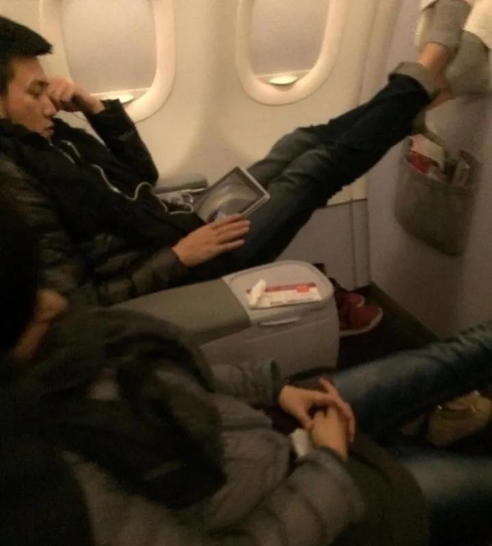 陆毅|陆毅鲍蕾夫妇坐高铁二人同时脚踩别人座位,不是一家人不进一家门