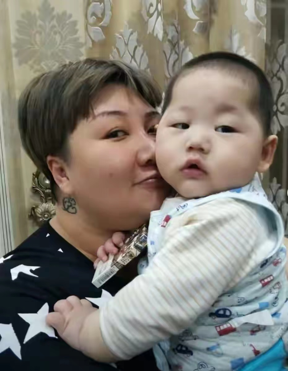 大S|郭德纲7岁小儿子近照曝光!手腕胖到卡金镯,肚皮圆滚五官神似妈