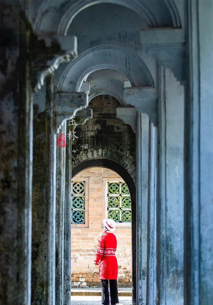 谢鲁|身高不足1米6，却娶了8个老婆，拥有3处房产，其中一处占地400亩