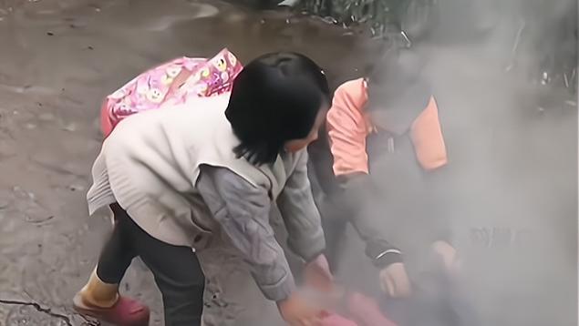云南：男子和女儿烧掉妻子所有衣物，知情人：妻子离家出走4年了
