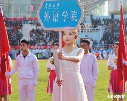 女孩|高三“举牌女孩”火了，清纯甜美撞脸鞠婧祎，评论区却化身柠檬精