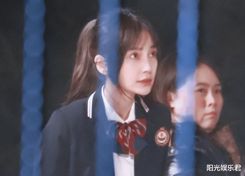 Angelababy|33岁杨颖演“高中生”,就算颜值再美,也藏不住当妈人的状态