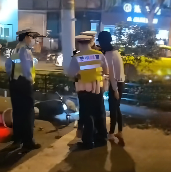 女子疑违规骑车被拦后崩溃,一地鸡毛的生活,喊出了成年人的心声