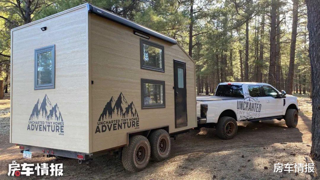 名副其实的房车!外观像木屋内部和大学宿舍一样,带厨房和卫生间