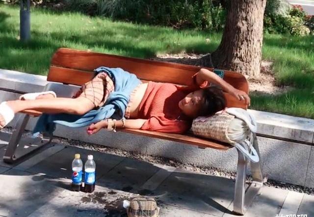 流浪在东莞街头的可怜女子!全身戴满奢侈品,目测已经怀孕