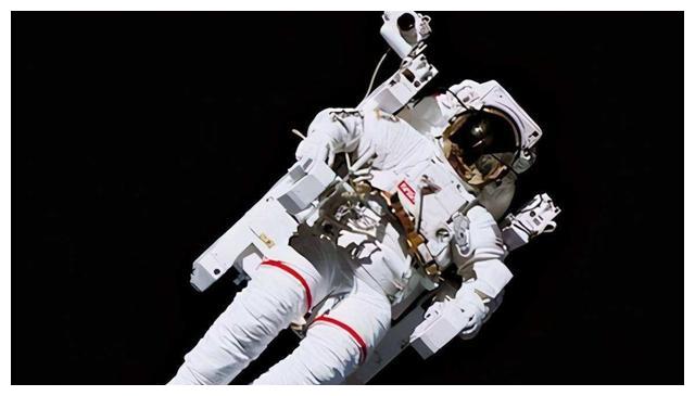 浪费?神十四造价3000万宇航服,用完就扔!却穿10万宇航服返回?