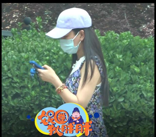 马苏 马苏主演尔冬升新片上映后马苏穿花裙子去做美容?