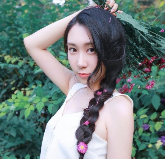 央视|水均益女儿进央视工作！中英采访视频太专业，身材火辣能力不输爸