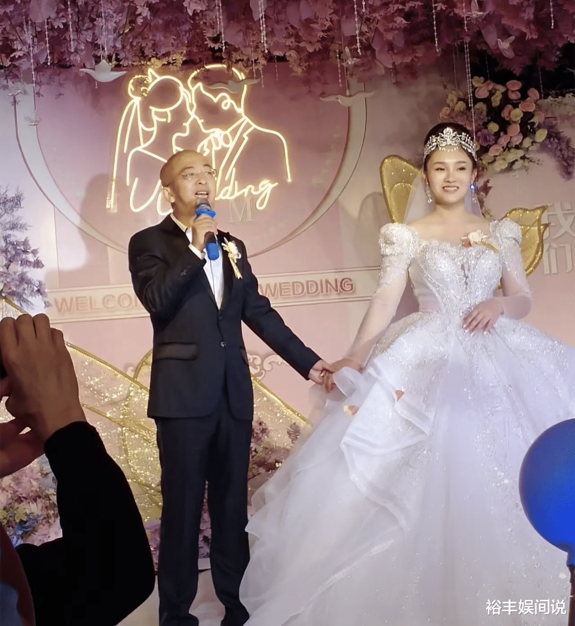 巨兴茂|41岁巨兴茂山西举行婚礼!马路上站满秧歌队,杨志刚现身送祝福