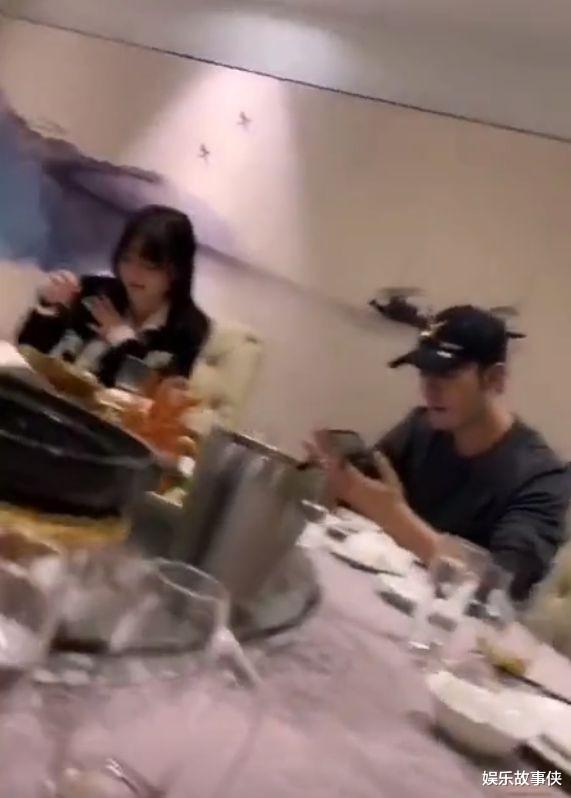 黄晓明|黄晓明带新欢白富美聚餐，情侣装滑手机笑容甜蜜！