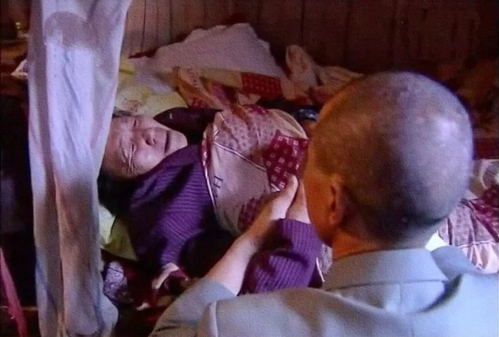 妈妈帮姐姐带孩子十年,生病了却被姐夫送回老家,我痛斥:恶人会有恶报