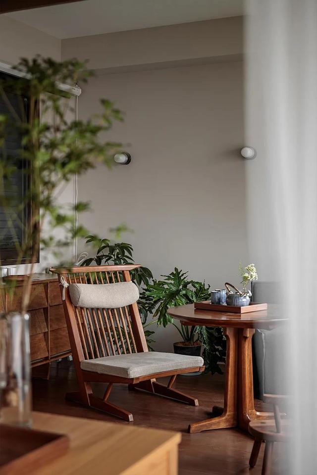 她家134㎡,全屋装修素雅高级,光一个阳台就把人迷住了,好喜欢!