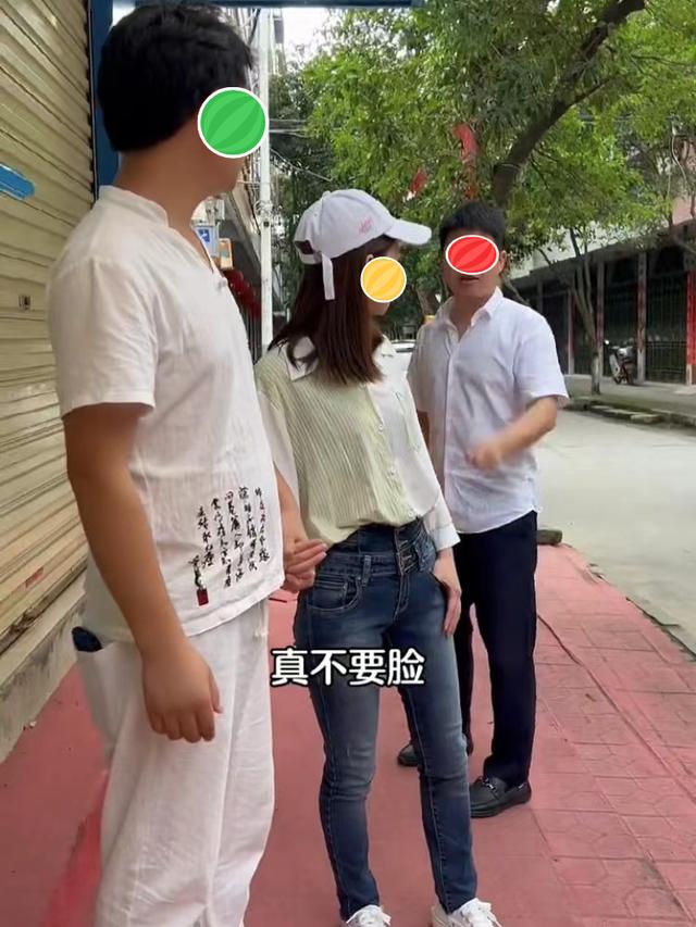 夫妻手牵手逛街被一男子指责不要脸,女子解释:我们是合法夫妻