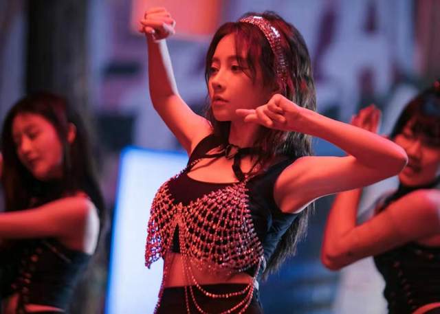 超模|冯提莫新路透出现，素颜淡妆依旧让人移不开眼，出差开始新工作