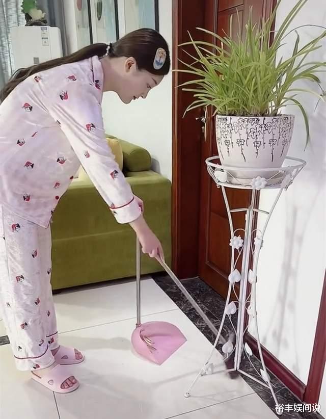 李亚鹏|陈亚男曝光居家照！戴卡通发卡少女范十足，包饺子却被长指甲抢镜