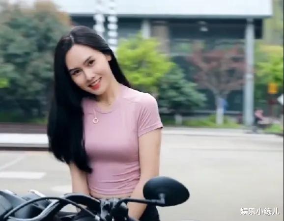 |杭州女子长相酷似朱茵走红全网，港风造型一变，如同本尊归来