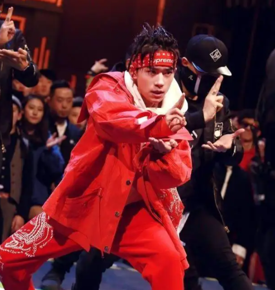 易烊千玺|易烊千玺:从人气垫底到反超,他背后的苦,不是谁都能扛下来的