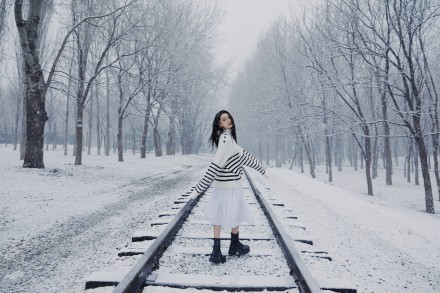 李沁|漫天大雪里李沁笑意如花,美人如画竟是让人忘记了寒冷。