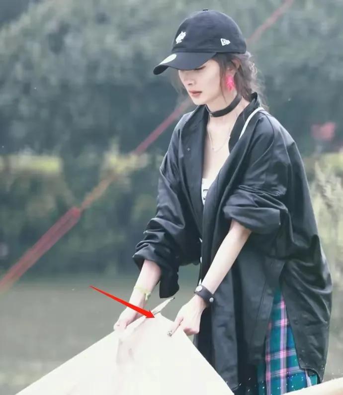 杨幂|求杨幂别再扮嫩了！35岁穿一身露肚脐芭比粉，法令纹嘴角纹没眼看