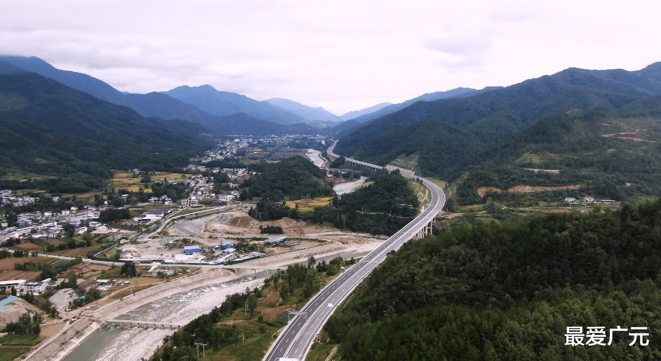 张家界|秋分航拍广平高速青川段，唐家河的秋天真的很美，如童话世界！