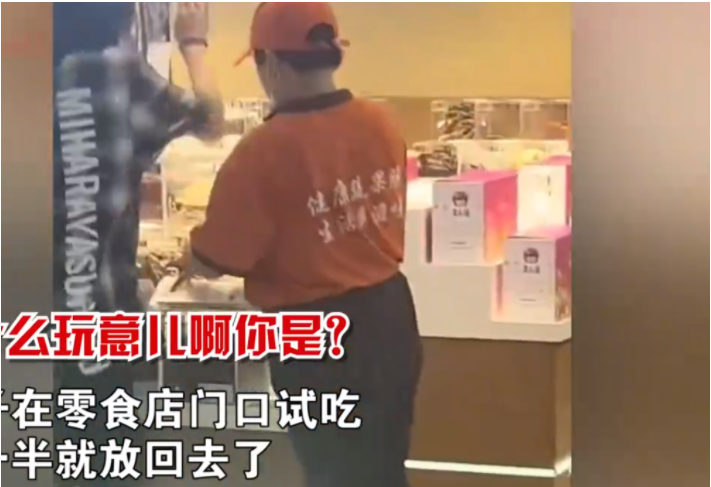山东济南,一名阿姨在店铺工作,最近,她将一些散装零食放在柜台里