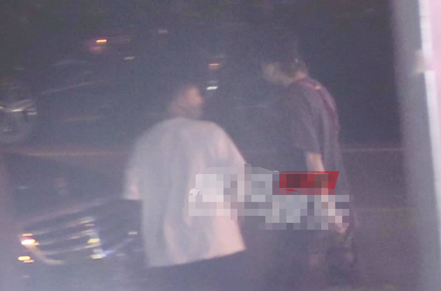 鹿晗|鹿晗深夜会友戴渔夫帽扮潮男，走路含胸驼背，未见女友关晓彤陪伴