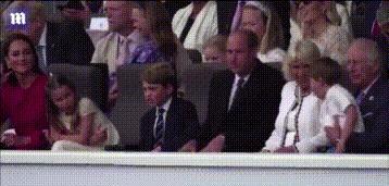 路易·亚瑟·查尔斯|路易活泼又懂事，在坐爷爷腿之前还询问，连小夏都给他竖大拇指