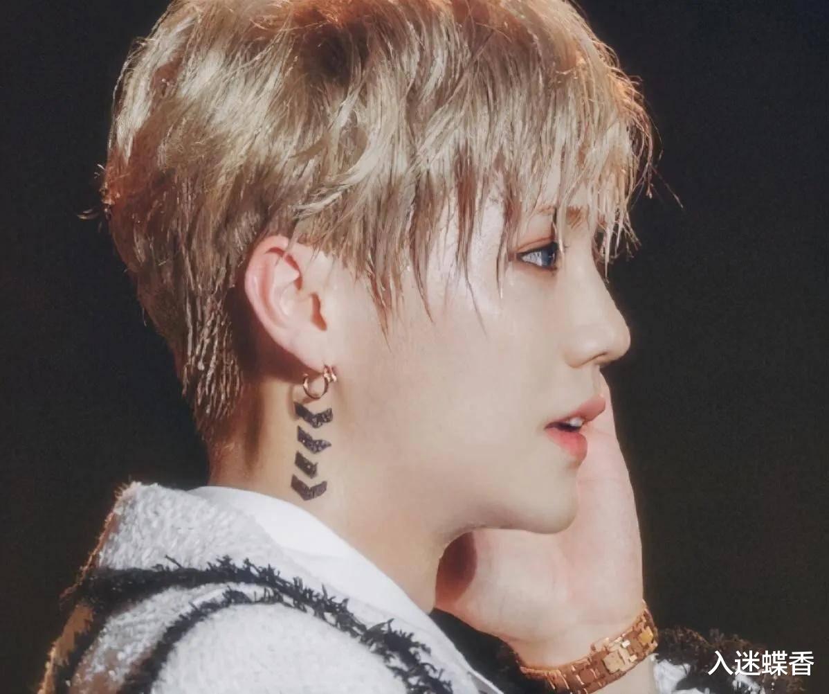 关晓彤|关晓彤深夜晒微醺照,对镜头挤眉弄眼媚态十足,对面是小鹿吗?