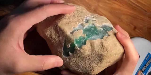 菊花一角|玩翡翠原石，你不知道的翡翠知识？