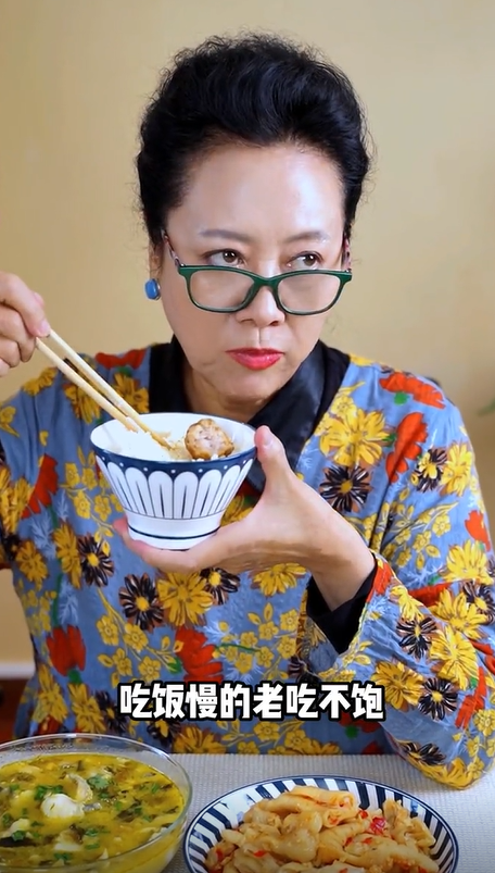 王丽云|老戏骨王丽云晒片场伙食!巨大铁锅里炖猪肉,排长队一人领一大碗