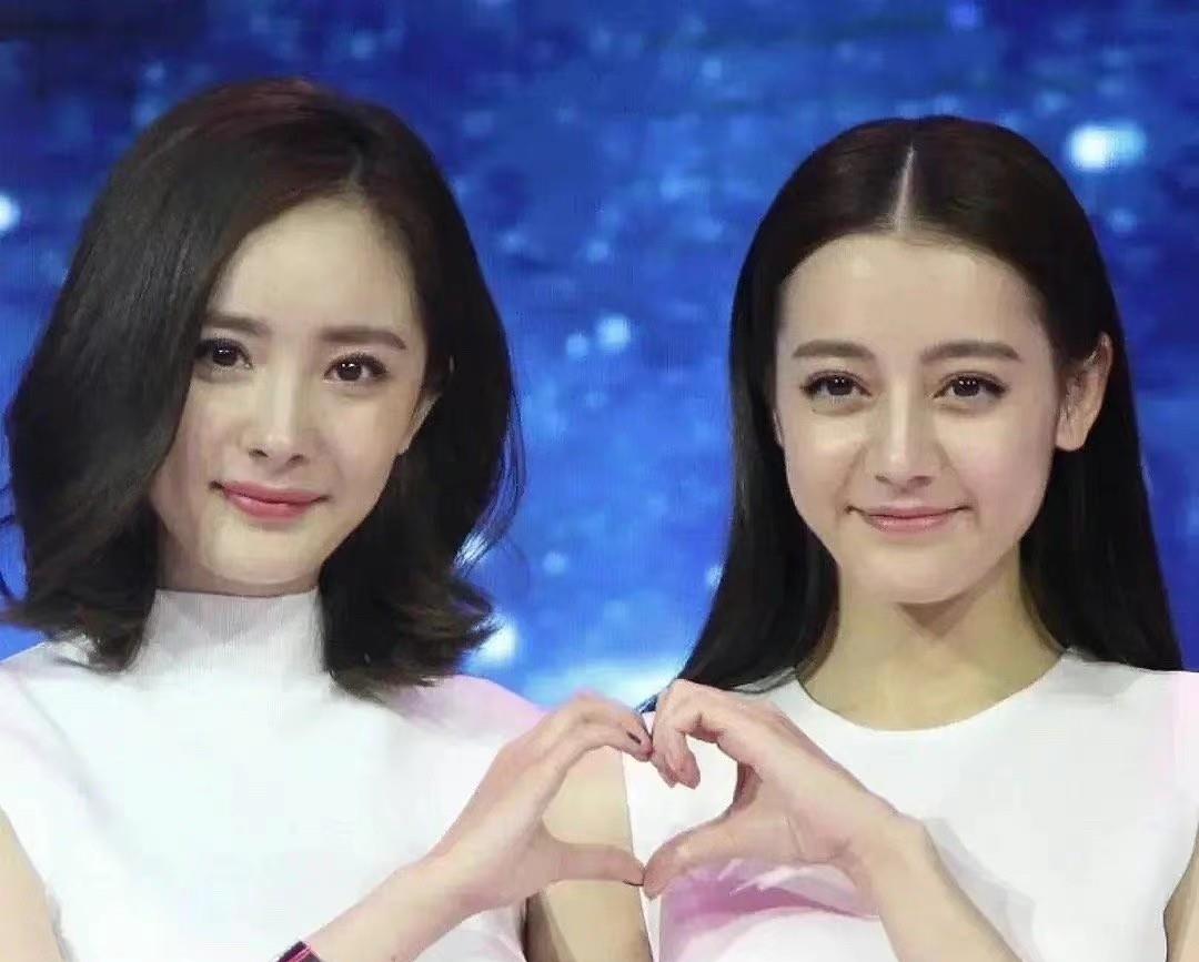 杨幂|35岁的杨幂终于不“藏”了，穿白色背心凸显傲人身材