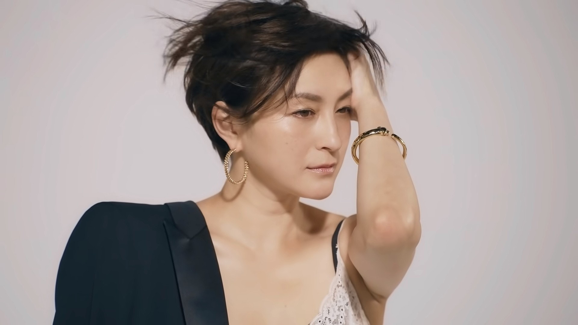 广末凉子|41岁广末凉子复出拍广告，穿热裤秀纤细美腿，被赞保养完好