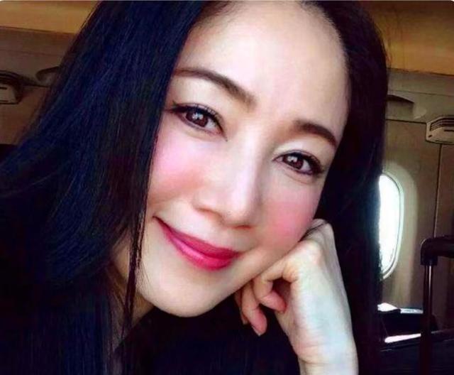 57岁大妈独爱小鲜肉,离过五次婚,现任丈夫仅比亲生儿子大两岁