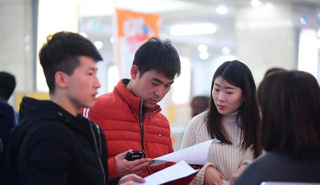 求职|满满的证书和荣誉,却依旧不如本科学历,专科生真的没有未来?