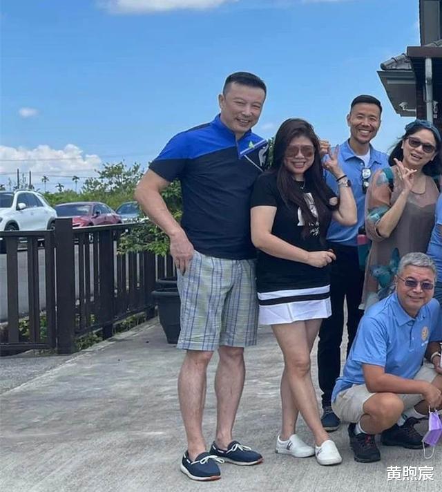 陈小春|TVB戏骨龚慈恩前夫秀恩爱!与富婆女友相依,身材发福被指太油腻