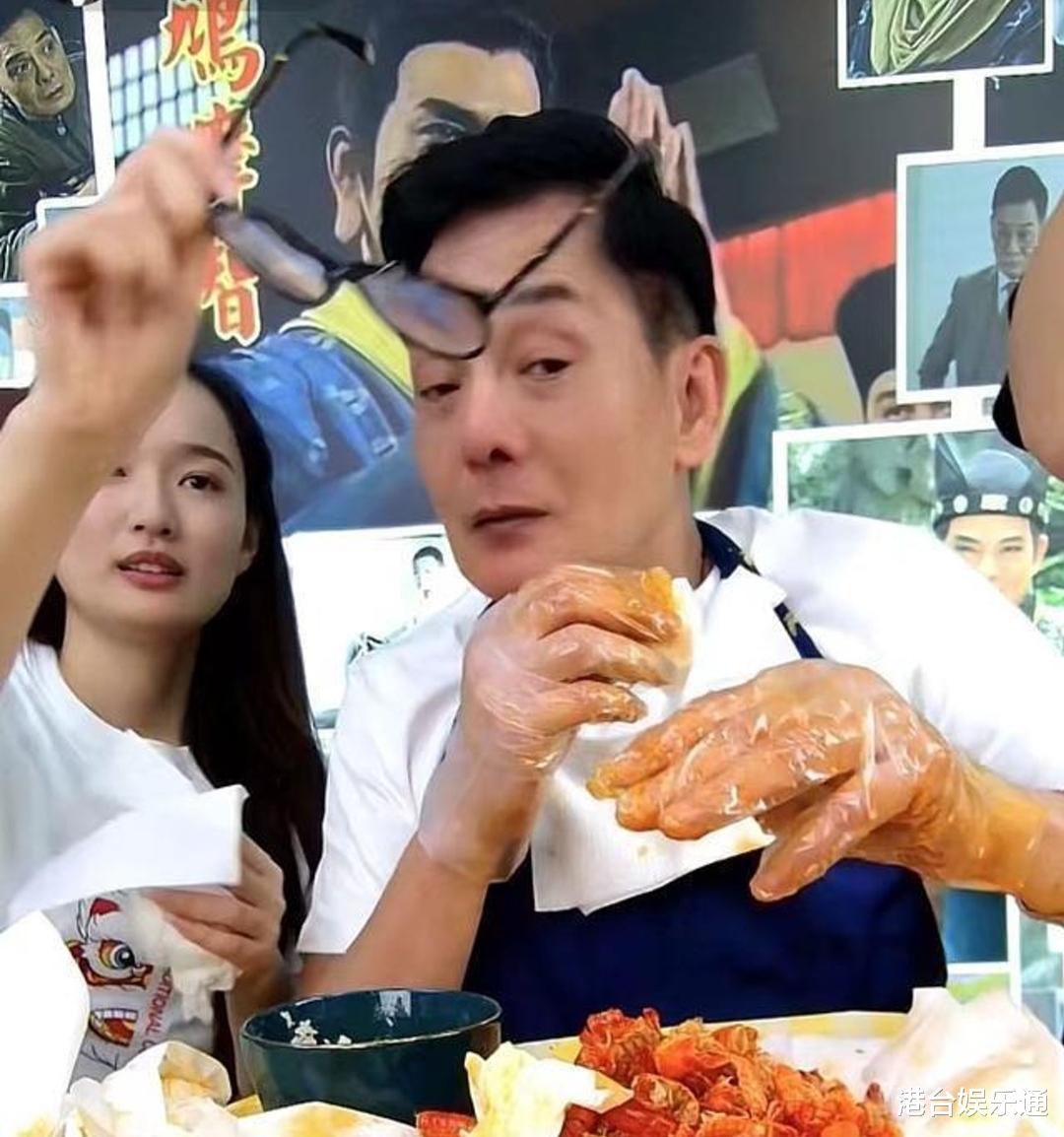 李国麟|老戏骨李国麟因卖小龙虾被怜悯！港媒：吃到嘴唇发黑，看着都心酸