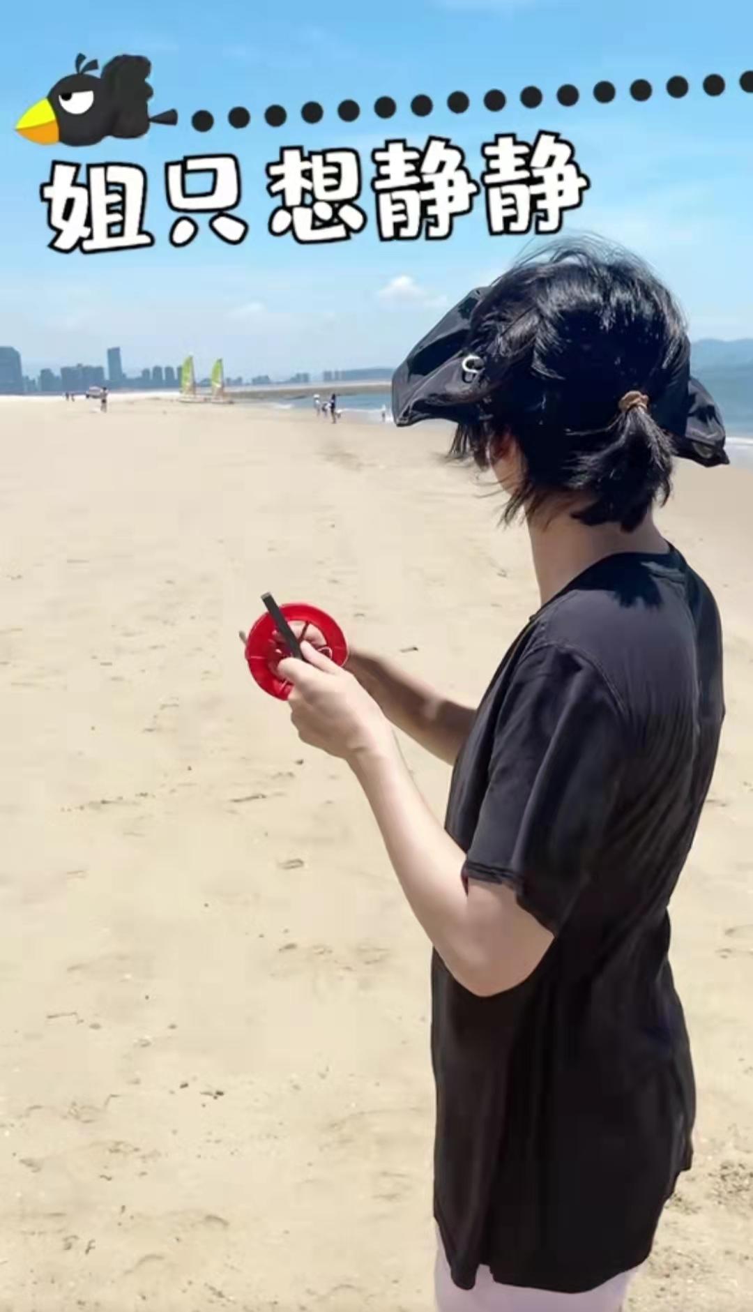 孙俪|邓超孙俪烈日下放风筝，穿情侣装肤色差明显，孙俪一路小跑好惬意